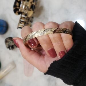 Tri gold bangle beautiful bangle bracelet with stunning detail.​